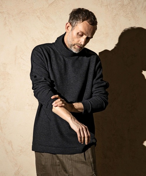 C DIEM(カルペディエム)の「C DIEM(カルペディエム)レザーパイピング モックネックシャツ ロングTシャツ(Tシャツ/カットソー・メンズ・ブラック/ベージュ/グレー・S/M/L/XL)」の4枚目の写真