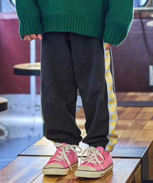 BIG FIELD（ビッグフィールド）の「トライアングルスウェットパンツ（スウェットパンツ・キッズ・チャコール/レッド/オフホワイト・80/90/95/100/110/120/130/140/150）」の2枚目の写真