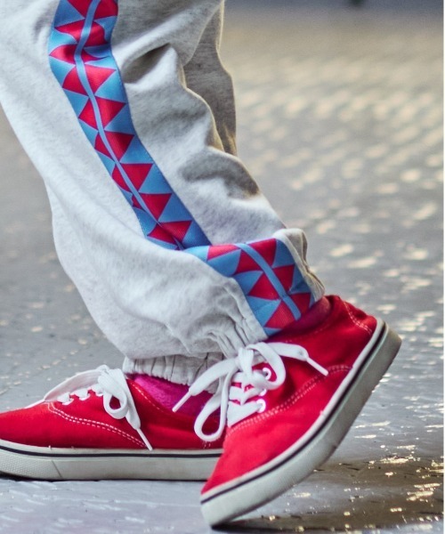 BIG FIELD（ビッグフィールド）の「トライアングルスウェットパンツ（スウェットパンツ・キッズ・チャコール/レッド/オフホワイト・80/90/95/100/110/120/130/140/150）」の6枚目の写真