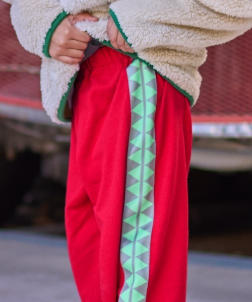 BIG FIELD（ビッグフィールド）の「トライアングルスウェットパンツ（スウェットパンツ・キッズ・チャコール/レッド/オフホワイト・80/90/95/100/110/120/130/140/150）」の10枚目の写真