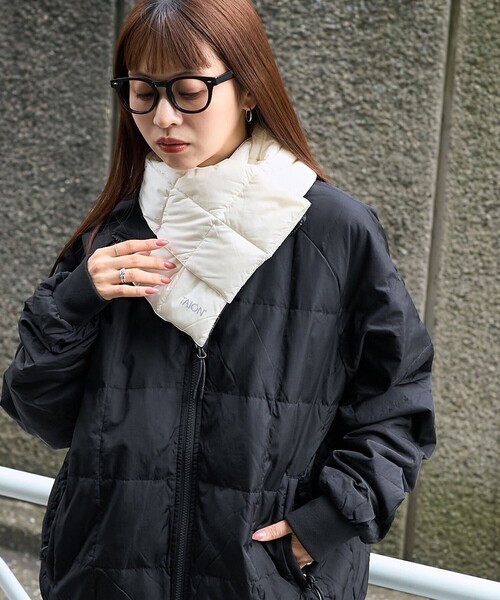 PUBLUX(パブリュクス)の「TAION/タイオン BASIC DOWN SCARF/ベーシック ダウンマフラー 限定展開(マフラー・レディース・ブラック/ホワイト・ONE SIZE)」の4枚目の写真