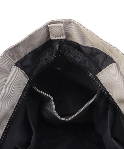 one'sterrace（ワンズテラス）の「anello スプラッシュA4トート（トートバッグ・レディース・ブラック系8/グレー系4/カーキ系5・99）」の4枚目の写真