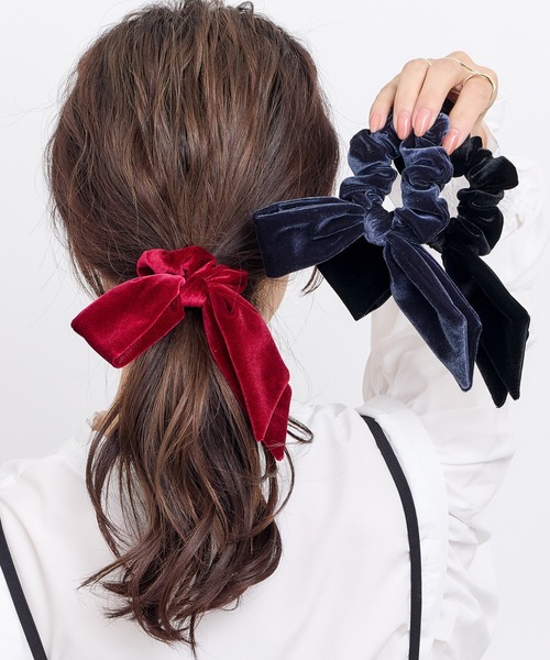 送関込【alo Yoga】ラブノット ネクタイシュシュ リボンシュシュ Love Knots Tie Scrunchie - Black | Alo Yoga