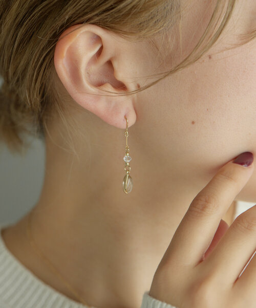 ear PAPILLONNER(イアパピヨネ)の「ラメドロップピアス(ピアス(両耳用)・レディース・シルバー/ゴールド・FREE)」の4枚目の写真