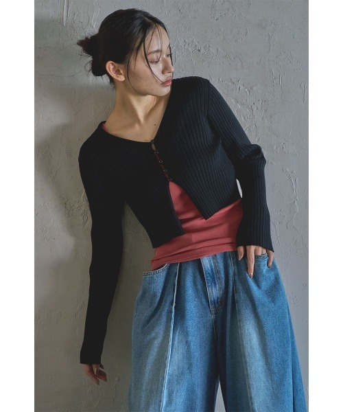 marjour（マージュール）の「RIB KNIT SHORT CARDIGAN（カーディガン/ボレロ・レディース・ブラック/オフホワイト・M）」の2枚目の写真
