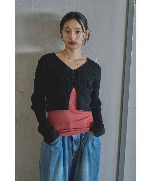 marjour（マージュール）の「RIB KNIT SHORT CARDIGAN（カーディガン/ボレロ・レディース・ブラック/オフホワイト・M）」の8枚目の写真