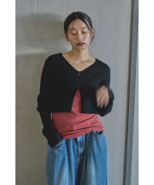 marjour（マージュール）の「RIB KNIT SHORT CARDIGAN（カーディガン/ボレロ・レディース・ブラック/オフホワイト・M）」の9枚目の写真