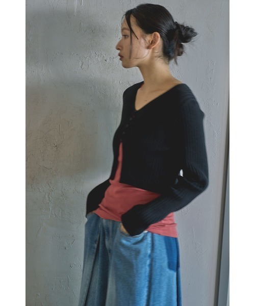 marjour（マージュール）の「RIB KNIT SHORT CARDIGAN（カーディガン/ボレロ・レディース・ブラック/オフホワイト・M）」の10枚目の写真