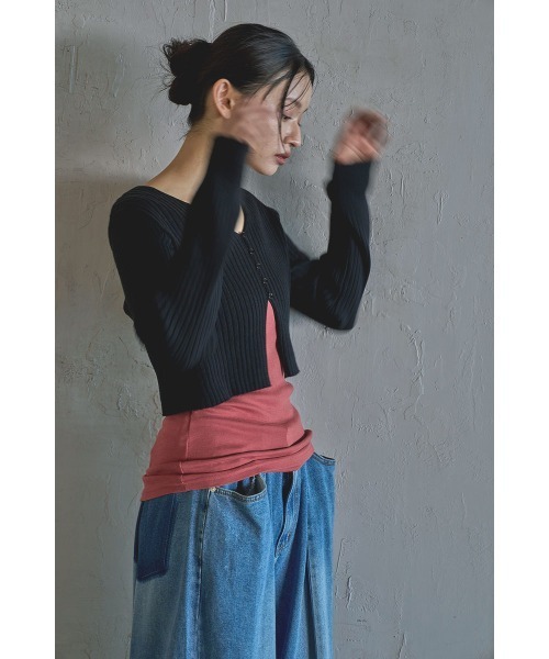 marjour（マージュール）の「RIB KNIT SHORT CARDIGAN（カーディガン/ボレロ・レディース・ブラック/オフホワイト・M）」の11枚目の写真