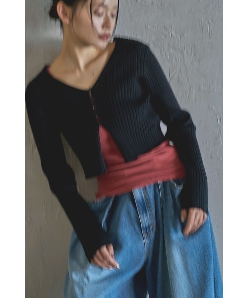 marjour（マージュール）の「RIB KNIT SHORT CARDIGAN（カーディガン/ボレロ・レディース・ブラック/オフホワイト・M）」の13枚目の写真