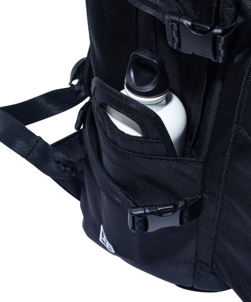 NEW ERA(ニューエラ)の「NEW ERA/ニューエラ バックパック CARRIER PACK キャリアパック 35L プリントロゴ ブラック × ホワイト 251 14521347(バックパック/リュック・メンズ・ブラック・FREE)」の5枚目の写真