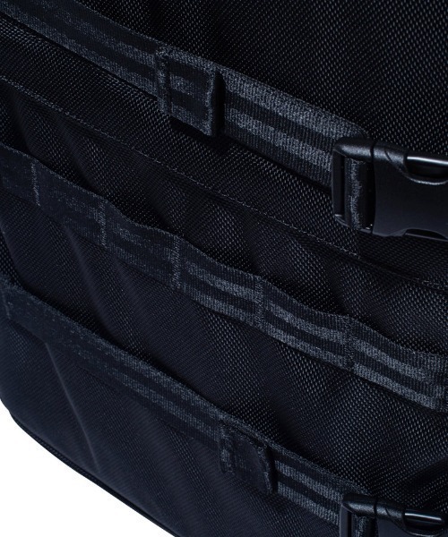 NEW ERA(ニューエラ)の「NEW ERA/ニューエラ バックパック CARRIER PACK キャリアパック 35L プリントロゴ ブラック × ホワイト 251 14521347(バックパック/リュック・メンズ・ブラック・FREE)」の14枚目の写真
