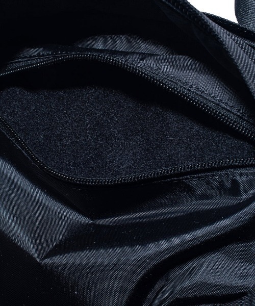 NEW ERA(ニューエラ)の「NEW ERA/ニューエラ バックパック CARRIER PACK キャリアパック 35L プリントロゴ ブラック × ホワイト 251 14521347(バックパック/リュック・メンズ・ブラック・FREE)」の9枚目の写真