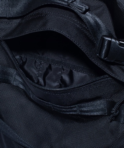 NEW ERA(ニューエラ)の「NEW ERA/ニューエラ バックパック CARRIER PACK キャリアパック 35L プリントロゴ ブラック × ホワイト 251 14521347(バックパック/リュック・メンズ・ブラック・FREE)」の8枚目の写真