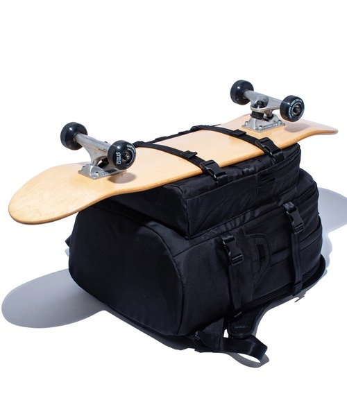 NEW ERA(ニューエラ)の「NEW ERA/ニューエラ バックパック CARRIER PACK キャリアパック 35L プリントロゴ ブラック × ホワイト 251 14521347(バックパック/リュック・メンズ・ブラック・FREE)」の4枚目の写真