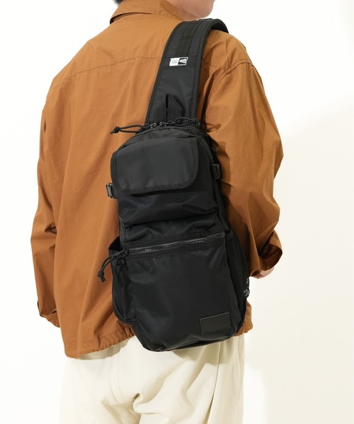 NEW ERA（ニューエラ）の「【NEW ERA/ニューエラ】SLING BODY BAG（ボディバッグ/ウエストポーチ・メンズ・ブラック系その他/ブラック・FREE）」の2枚目の写真