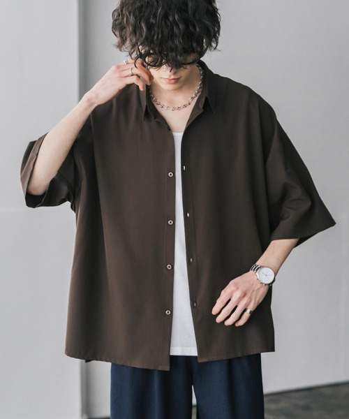 Rocky Monroe(ロッキーモンロー)の「新色追加 接触冷感 オーバーサイズとろみビッグシルエットストレッチレギュラーカラー半袖シャツ(シャツ/ブラウス・メンズ・チャコールグレー/ホワイト/バーガンディー/ブルー/ブラック/ブルーグリーン/グレイッシュベージュ/ライトグレー/ネイビー/ライトブルー/ミント/ブラウン・XL/M/L)」の5枚目の写真
