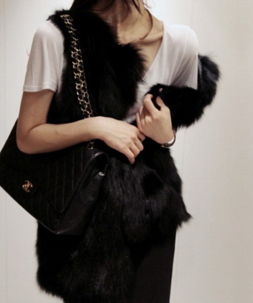 Mela(メラ)の「FAKE FUR VEST(その他アウター・レディース・ブラック/ホワイト/グレー/モカ・S/M/L)」の5枚目の写真