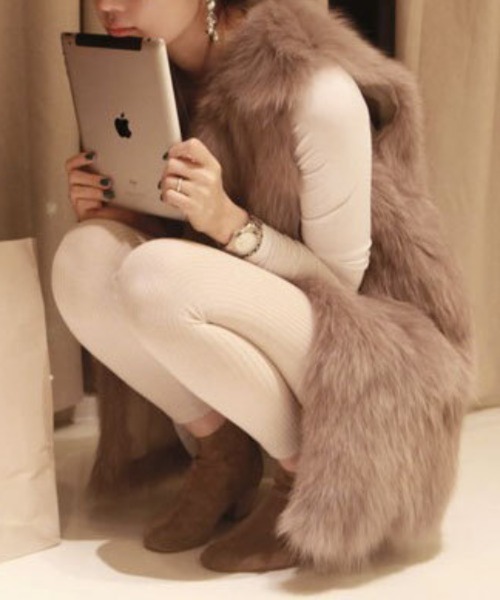 Mela(メラ)の「FAKE FUR VEST(その他アウター・レディース・ブラック/ホワイト/グレー/モカ・S/M/L)」の7枚目の写真