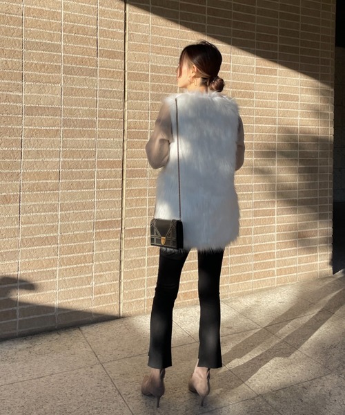 Mela(メラ)の「FAKE FUR VEST(その他アウター・レディース・ブラック/ホワイト/グレー/モカ・S/M/L)」の12枚目の写真