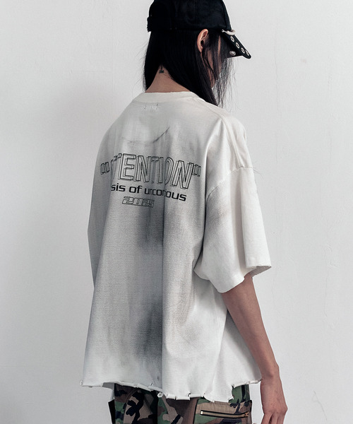 LIBERE(リベーレ)の「LIBERE リベーレ / ATTENTION T-SHIRT アテンショングラフィックダメージTシャツ / 251203-251204(Tシャツ/カットソー・メンズ・ブラック/ホワイト・LARGE/MEDIUM/SMALL)」の2枚目の写真