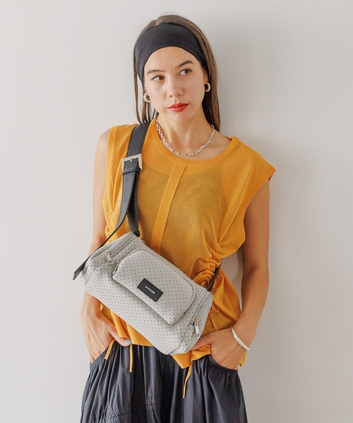 BAYFLOW（ベイフロー）の「[ペットボトルが入るサイズ感]パンチングマルチポケショルダーバッグ（ショルダーバッグ・レディース・グレー/ブルー/ブラック・FREE）」の3枚目の写真