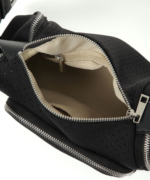 BAYFLOW（ベイフロー）の「[ペットボトルが入るサイズ感]パンチングマルチポケショルダーバッグ（ショルダーバッグ・レディース・グレー/ブルー/ブラック・FREE）」の13枚目の写真