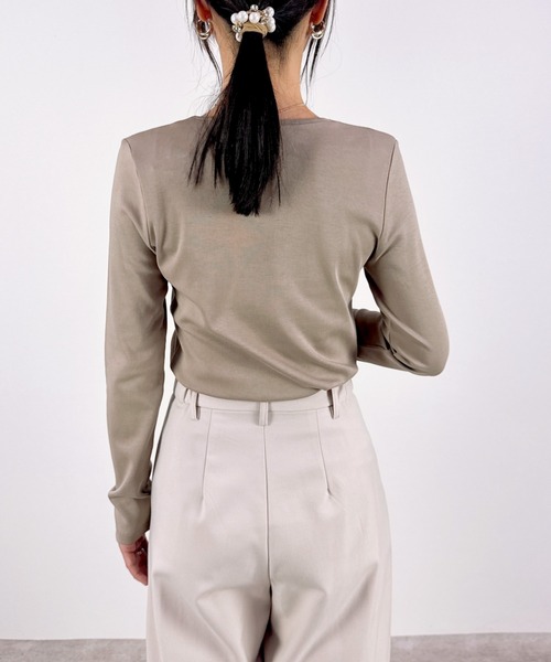 CLOTHY(クロシィ)の「【柔らかで伸縮性にバツグンのフライス生地☆】コットン100%クルーネック長袖Tシャツ(Tシャツ/カットソー・レディース・ブラック/オフホワイト/チャコールグレー/グレイッシュベージュ/アイボリー/モカ/ネイビー・LARGE/MEDIUM/SMALL)」の13枚目の写真