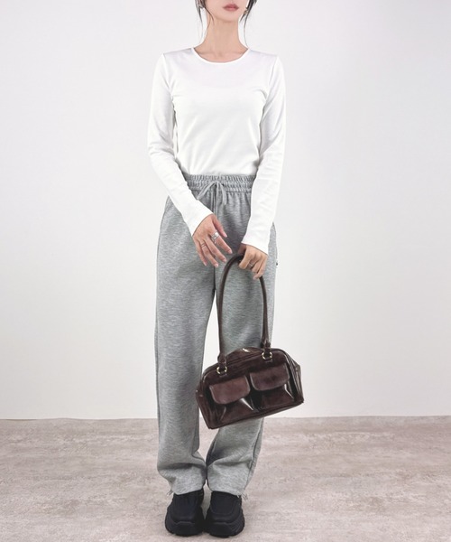 CLOTHY(クロシィ)の「【柔らかで伸縮性にバツグンのフライス生地☆】コットン100%クルーネック長袖Tシャツ(Tシャツ/カットソー・レディース・ブラック/オフホワイト/チャコールグレー/グレイッシュベージュ/アイボリー/モカ/ネイビー・LARGE/MEDIUM/SMALL)」の21枚目の写真