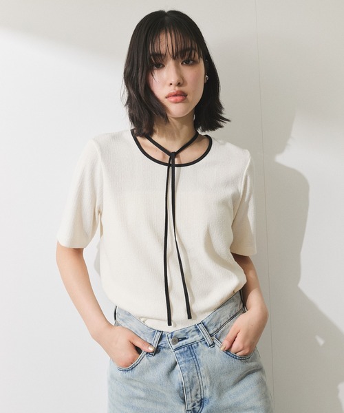 ADAM ET ROPE'（アダムエロペ）の「【WEB限定】ブークレリブリボンTシャツ（Tシャツ/カットソー・レディース・ホワイト/ダークブラウン/ブラック/オフホワイト・FREE）」の2枚目の写真