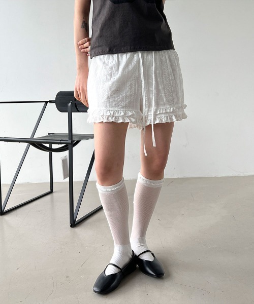 4INT.(フォイント)の「【インナーパンツ付き】パンチングレース Aライン 2段フリル ショートパンツ(その他パンツ・レディース・ブラック/ホワイト・FREE)」の2枚目の写真