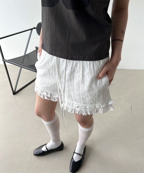 4INT.(フォイント)の「【インナーパンツ付き】パンチングレース Aライン 2段フリル ショートパンツ(その他パンツ・レディース・ブラック/ホワイト・FREE)」の3枚目の写真