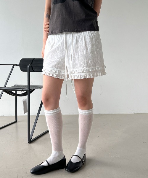 4INT.(フォイント)の「【インナーパンツ付き】パンチングレース Aライン 2段フリル ショートパンツ(その他パンツ・レディース・ブラック/ホワイト・FREE)」の7枚目の写真