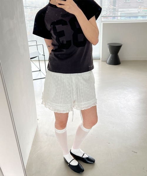 4INT.(フォイント)の「【インナーパンツ付き】パンチングレース Aライン 2段フリル ショートパンツ(その他パンツ・レディース・ブラック/ホワイト・FREE)」の13枚目の写真