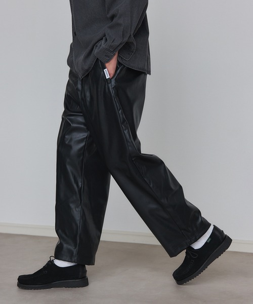 MAISON CLUB（メゾンクラブ）の「【MAISON CLUB】Super Soft PU Leather Track Pants / スーパーソフトPUレザートラックパンツ（その他パンツ・メンズ・ブラック/グレー/ブラウン・M/L）」の2枚目の写真
