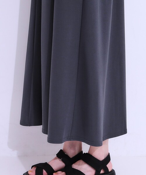 SHOO・LA・RUE（シューラルー）の「女性らしさ溢れる　フレアキャミワンピース（ワンピース・レディース・チャコールグレー/ブラック/ブラウン系・01/02/03/04）」の10枚目の写真