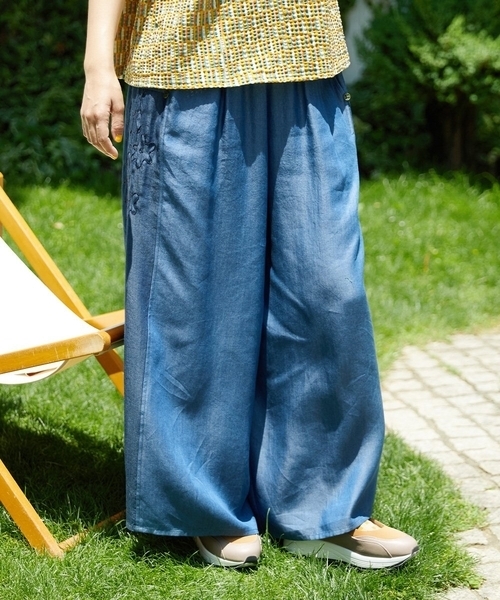 Jocomomola（ホコモモラ）の「Flor pintada テンセルデニムワイドパンツ（その他パンツ・レディース・ネイビー/ダークインディゴブルー・42/40）」の2枚目の写真