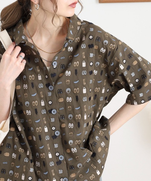 Emago(イマゴ)の「EMAGO お出かけ総柄刺繍シャツ(シャツ/ブラウス・レディース・グレー/ブラック/カーキ・FREE)」の3枚目の写真