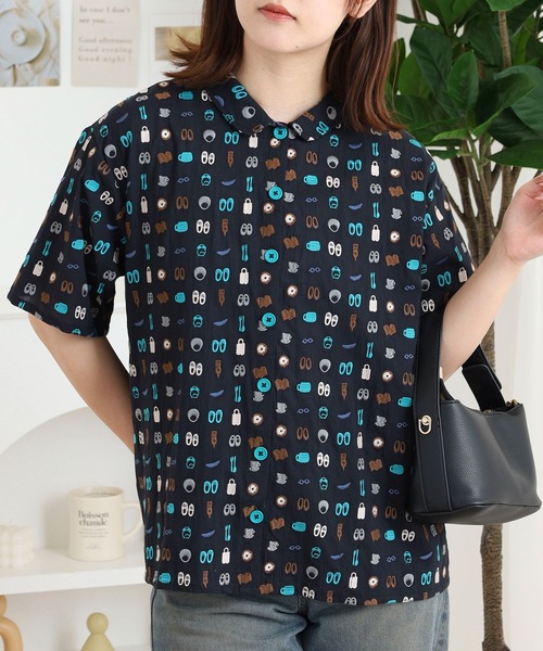 Emago(イマゴ)の「EMAGO お出かけ総柄刺繍シャツ(シャツ/ブラウス・レディース・グレー/ブラック/カーキ・FREE)」の1枚目の写真