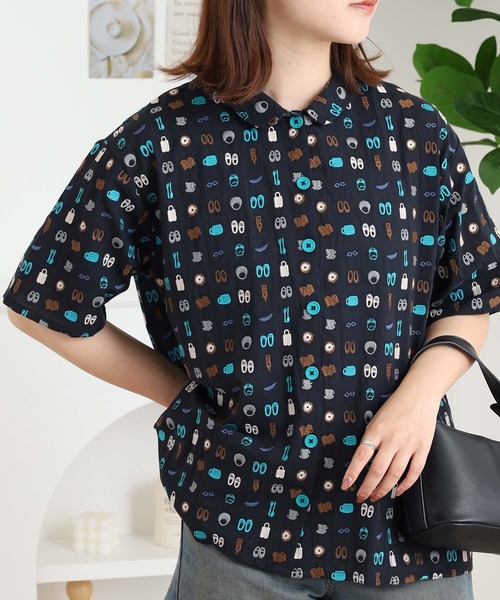 Emago(イマゴ)の「EMAGO お出かけ総柄刺繍シャツ(シャツ/ブラウス・レディース・グレー/ブラック/カーキ・FREE)」の18枚目の写真