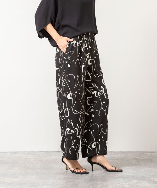 NOLLEY’S（ノーリーズ）の「ウォッシャブルプリントタックワイドパンツ（その他パンツ・レディース・ホワイト系その他2/ブラック系その他・36/38）」の2枚目の写真