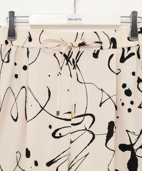 NOLLEY’S（ノーリーズ）の「ウォッシャブルプリントタックワイドパンツ（その他パンツ・レディース・ホワイト系その他2/ブラック系その他・36/38）」の4枚目の写真