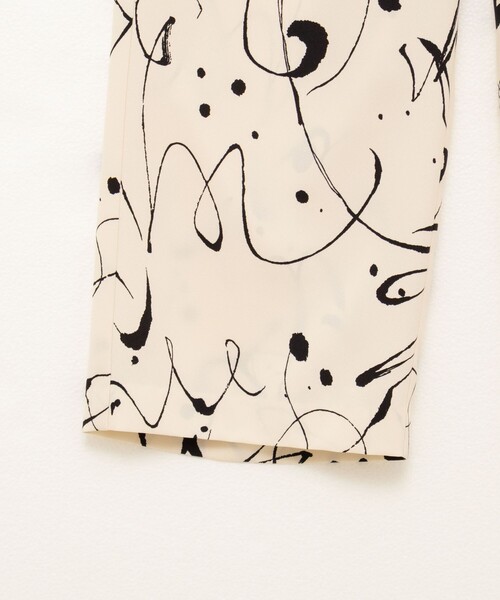 NOLLEY’S（ノーリーズ）の「ウォッシャブルプリントタックワイドパンツ（その他パンツ・レディース・ホワイト系その他2/ブラック系その他・36/38）」の5枚目の写真