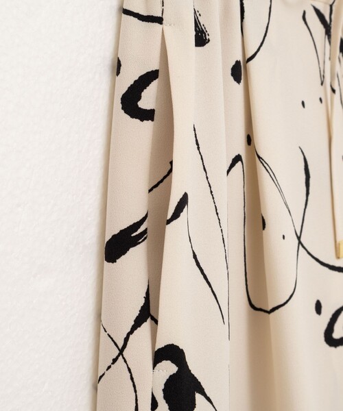 NOLLEY’S（ノーリーズ）の「ウォッシャブルプリントタックワイドパンツ（その他パンツ・レディース・ホワイト系その他2/ブラック系その他・36/38）」の6枚目の写真