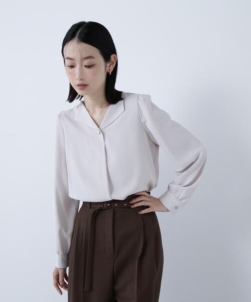 NATURAL BEAUTY BASIC（ナチュラルビューティーベーシック）の「◇スキッパーメタルポイントブラウス（シャツ/ブラウス・レディース・イエロー/ベージュ/ダークブルー・MEDIUM/SMALL）」の2枚目の写真