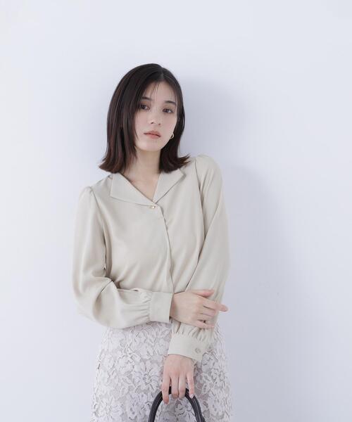 NATURAL BEAUTY BASIC（ナチュラルビューティーベーシック）の「◇スキッパーメタルポイントブラウス（シャツ/ブラウス・レディース・イエロー/ベージュ/ダークブルー・MEDIUM/SMALL）」の3枚目の写真