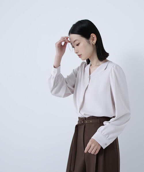 NATURAL BEAUTY BASIC（ナチュラルビューティーベーシック）の「◇スキッパーメタルポイントブラウス（シャツ/ブラウス・レディース・イエロー/ベージュ/ダークブルー・MEDIUM/SMALL）」の6枚目の写真