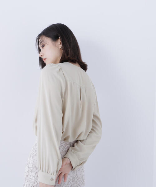 NATURAL BEAUTY BASIC（ナチュラルビューティーベーシック）の「◇スキッパーメタルポイントブラウス（シャツ/ブラウス・レディース・イエロー/ベージュ/ダークブルー・MEDIUM/SMALL）」の14枚目の写真