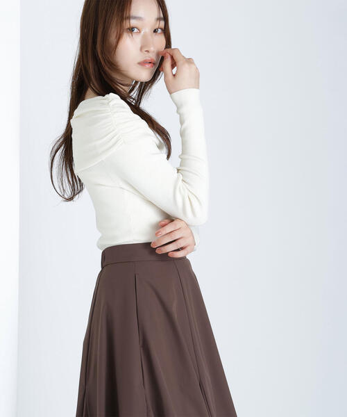 NATURAL BEAUTY BASIC(ナチュラルビューティーベーシック)の「◇オフショルコンパクトニット(ニット/セーター・レディース・ブラック/オフホワイト/ブラウン・FREE)」の5枚目の写真