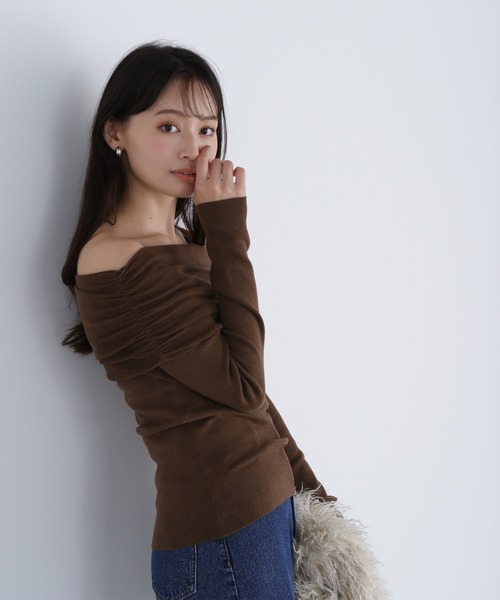 NATURAL BEAUTY BASIC(ナチュラルビューティーベーシック)の「◇オフショルコンパクトニット(ニット/セーター・レディース・ブラック/オフホワイト/ブラウン・FREE)」の3枚目の写真